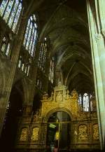 Spanien Le�n, Catedral. 1205-1301, gotisch, nach franz�sischem Kathedralschema. Mittelschiff nach Osten, 30 m hoch. 3-zoniger Wandaufbau mit farbigen Fenstern, Lettner (Renaissance) versperrt Sicht zum Altar/Chor. Aufnahme von Aug. 1994, HQ-Scan ab Dia.
