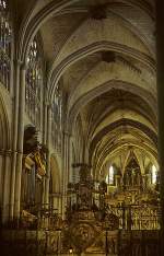 Toledo Toledo, Catedral Santa Mar�a. Nach Sevilla die zweitgr�sste Kathedrale in Spanien. Mittelschiff nach Osten. 1226-1493, 5-schiffig, innen haupts�chlich gotisch. Lettner (Renaissance) versperrt Sicht zum Altar/Chor. Aufnahme von Juni 1993, HQ-Scan ab Dia.