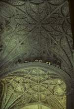 Spanien Sevilla, Catedral Santa Mar�a de la Sede. Sp�tgotische Netzgew�lbe in der Vierung (oben im Bild), 42 m hoch, Nachbarjoch etwas niedriger (unten). Aufnahme von Juni 1993, HQ-Scan ab Dia.