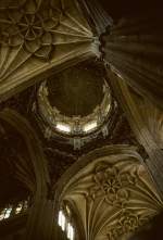 Spanien Salamanca, Catedral Nueva de la Asunci�n de la Virgen. Vierung mit Rokoko-Kuppel, umgeben von den 200 Jahre �lteren sp�tgotischen Netzgew�lben. Bau von 1513-1733. Aufnahme von Juli 1992, HQ-Scan ab Dia.