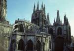 Spanien Burgos, Catedral Santa Mar�a, Aufnahme von Nordosten. Chor mit Strebewerk (links), n�rdliches Querschiff (rechts) sowie Laterne (Mitte), die im Mud�jar-Stil aufgebaut wurde. Im Hintergrund T�rme der Westfassade teilweise sichtbar. Juni 1993, HQ-Scan ab Dia.