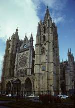 Spanien Le�n, Catedral, Westfassade. Nach franz�sischem Vorbild, mit den stark versetzten T�rmen besonders an Poitiers erinnernd. Bau 1205-1301. Aufnahme von Juni 1993, HQ-Scan ab Dia.
