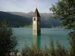 Italien Graun/Cur�n Venosta. Nach �berflutung des Reschenstausees �brig gebliebener romanischer Kirchturm. 11. Sept. 2008, 13:20