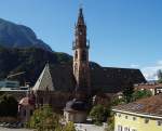 Italien Bolzano/Bozen, Stadtpfarrkirche Maria Himmelfahrt. 1180 gegr�ndet, 100 Jahre sp�ter Baubeginn, gotisch. Turm mit durchbrochenem Helm, sp�tgotisch, 1517 beendet. Kirche 1964 zur Konkathedrale erhoben. Aufnahme von Nordosten, 27. Aug. 2006, 10:25