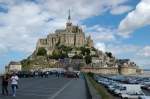 Mont Saint Michel Der Mont Saint-Michel ist eine felsige Insel im �rmelkanal an der M�ndung des Couesnon etwa einen Kilometer vor der K�ste der Normandie.Die ohne Bauten rund 46 Meter hohe Insel ist ber�hmt f�r das auf ihr erbaute Benediktinerkloster.