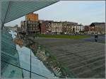 verschiedene-stadte Die H�user des Quartier des Guillemins in L�ttich spiegeln sich im gl�sernen �berdach des riesigen Fremk�rpers, der nicht so recht zu den Arbeiterh�usern der fr�heren Industriestadt passen will. 16.01.10 (Jeanny) 