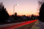 Landkreis Harburg Niedersachsenstra�e in Spr�tze zur Blauen Stunde mit den R�cklichtern des Stra�enverkehrs in den Ort hinein.