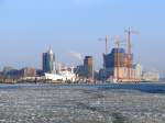Hamburg Blick �ber die vereiste Elbe zur im Bau befindlichen Elbphilharmonie; Hamburg, 16.02.2010
