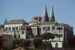 europa Sintra/Portugal, K�niglicher Palast, 15 Jh. Gotik: deutlich sichtbar beim Geb�udetrakt links. Portugiesische Sondergotik/Manuelinik: typisch bei Geb�udeteil rechts. Zwei markante Schornsteine. Aufnahme von Sep. 1991, HQ-Scan ab Dia.