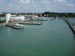 friedrichshafen Friedrichshafen am Bodensee,
der Hafen mit dem Zeppelinmuseum (links),
Aug.2008