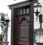 Deutschland  - bewacht - der Eingang zum Traditionshaus 'Spie� ' ANNO 1725 - L�denscheid Altstadt am 26.02.10 