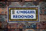 Huelva Huelva (Prov. Huelva), 16.02.2010, dekoratives Stra�enschild an noch dekorativerer H�userwand