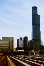 Chicago Gleisvorfeld der Union Station und der Sears Tower in Chicago. Der Brodway Limited wurde am 8. Juni 1987 r�ckw�rts an den Bahnsteig geschoben, so konnte die Aufnahme aus dem f�hrenden letzten Wagen gemacht werden.