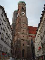 Munchen M�nchen, Dom zu Unserer Lieben Frau. Sp�tgotischer Backsteinbau. Blick auf den S�dturm, der mit 98.45 m gegen�ber dem Nordturm (verdeckt, 98.57 m) unmerklich weniger hoch ist, 26. Feb. 2010, 17:27