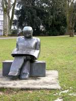 Ludenscheid unverfroren - bei 0 Grad Au�entemperatur sitz dieser Zeitgenosse im Kulturhauspark und lie�t die 'L�denscheider' - Nachrichten :-)) - am 2.3.10