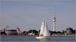 Wilhelmshaven vom Wasser aus gesehen. Links ist das Aquarium zu ...