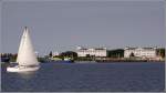 Hinter dem Nassauhafen in Wilhelmshaven erheben sich diese gro�en Geb�ude ...