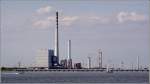 Das Steinkohlekraftwerk Wilhelmshaven wird von einem weithin sichtbaren 275 m ...