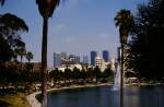 Los Angeles Skyline von Los Angeles vom MacArthur Park aus am 26. Juni 1987.