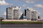 deutschland Ohne seine markante Glaskuppel w�rde das Einkaufszentrum Mediterraneo kaum auffallen vor den Hochh�usern des Columbus-Centers in Bremerhaven. 13.08.2009