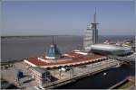 deutschland Den Kern der Havenwelten in Bremerhaven bilden das Sail City Hochhaus (mit Hotel- und B�roetagen), das futuristisch gestaltete Klimahaus Bremerhaven 8� Ost und das Einkaufszentrum Mediterraneo mit seiner markanten Glaskuppel. Weitere Highlights sind das im Bild nicht zu sehende Deutsche Schifffahrtsmuseum und das Deutsche Auswandererhaus. 20.08.2009