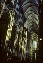 Koln K�ln, Hohe Domkirche, Mittelschiff nach Osten, 43.35 m hoch, mit polygonalem Hochchor im Hintergrund. 3-zoniger Aufriss der Nordwand. Mit rund 7900 m� Fl�che gr�sste Kirche Deutschlands. Aufnahme von Sept. 2002, HQ-Scan ab Dia.