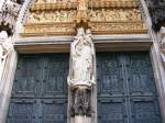 Koln Eine Figur der heiligen Maria mit dem Jesuskind am Haupteingang des K�lner Doms, 17. M�rz 2010.