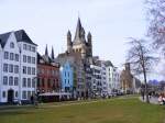 Koln Die Kirche 'Sankt Martin' hinter Altstadth�usern am westlichen Rheinufer in K�ln, 17. M�rz 2010.