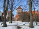 Deutschland Grevesm�hlen; Blick von der verschneiten B�rgerwiese zur im besten Sonnenlicht erstrahlten St.-Nicolai Kirche, 21.02.2010