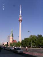 Der Fernsehturm (Telespargel) am Alexanderplatz in Berlin. Ein Rie�iger Fussball ...