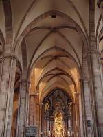 Italien Bolzano/Bozen, Stadtpfarrkirche Maria Himmelfahrt. Mittelschiff nach Osten, gotisch wiederhergestellt nach Sch�den des 2. Weltkriegs. Im Hintergund Altar, im Stil des Barocks. Aufnahme vom 20. Juli 2003, 17:39