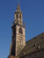 Italien Bolzano/Bozen, Stadtpfarrkirche Maria Himmelfahrt. Sp�tgotischer Turm mit sch�nem durchbrochenen Helm nach deutschem Vorbild, 1517 beendet. Aufnahme vom 20. Juli 2003, 17:04