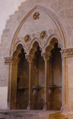 Schweiz Kappel am Albis, ehemalige Zisterzienserabtei. Bemerkenswerte fr�hgotische Pontifikalsitze in der S�dwand des Chors (nach 1185), 21. M�rz 2010, 17:18