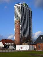 Lubeck 31 m hoher Leuchtturm aus dem Jahr 1539 und 119 m hohes Maritim-Hotel aus dem Jahr 1974; L�beck-Travem�nde, 03.03.2010
