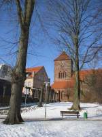 Deutschland Grevesm�hlen; Blick von der verschneiten B�rgerwiese zur St.-Nicolai Kirche, 21.02.2010
