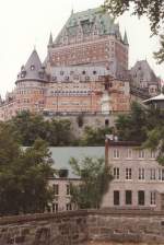Quebec Das Ch�teau Frontenac ist ein Luxushotel im Zentrum der kanadischen Stadt Qu�bec und gilt als eine der Hauptsehensw�rdigkeiten der Stadt. Gesehen im September 1993 (scan vom Bild).

 