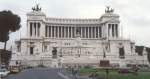 Rom In Rom an der  Piazza Venezia befindet sich das National Monument von Victor Emmanuel II  auch Altar des Vaterlandes genannt. Es ist ein Denkmal zu Ehren Victor Emmanuel, des ersten K�nigs eines geeinten Italien. Aufgenommen im Oktober 1994 (scan vom Bild).
