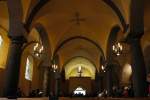 Schweiz Ollon VD, reformierte Kirche St-Victor. Mittelschiff nach S�dwesten, gr�tige Kreuzgew�lbe, S�ulenarkaden toskanischer Ordnung. Bausubstanz aus dem 15. Jh., gotisch. 28. M�rz 2010, 11:48