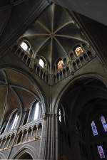 Schweiz Lausanne, Kathedrale Notre Dame, Blick in den Vierungsturm mit 8-teiligem Gew�lbe. Ab etwa 1190 nach Vorbild von Laon gebaut, fr�hgotisch. Noch sichtbar: unten links Anschluss Langhaus, rechts n�rdliches Querschiff mit farbverglasten Fenstern, 27. M�rz 2010, 16:15