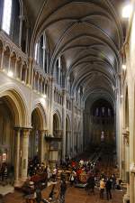 Schweiz Lausanne, Kathedrale Notre Dame. Gr�sster Kirchenbau der Schweiz. Mittelschiff nach Osten. Vorderer Teil Langhaus hochgotisch, um 1215. 4-teiliges Gew�lbe, 3-zoniger Wandaufbau. Aufnahme w�hrend Pause Konzertprobe, 27. M�rz 2010, 16:07