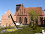 gdansk-danzig Kirche der Stadt Hela, auf der gleichnamigen polnischen Halbinsel.
Die Blumen im Vordergrund wurden so gepflanzt, dass sie das Stadtwappen entstehen lassen.