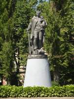 Kaliningrad Nicht etwa im Treptower Park (Berlin) ist dieses Denkmal zu besichtigen -
nein, es steht in Tilsit (Ostpreu�en).
Der Soldat mit dem Kind auf dem Arm hat das Hakenkreuz mit seinem Schwert zerschlagen.