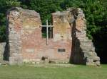 Kaliningrad Ruine auf dem Sammelfriedhof in Germau (Ostpreu�en), dem heutigen Ruskoje.
Das Taufbecken steht unter dem Kreuz. Auf der Gedenktafel steht geschrieben: 'Zum Gedenken der Verstorbenen des Kirchspiels Germau'.