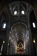 Schweiz Lausanne, Kathedrale Notre Dame, Vierung und Mittelschiff Richtung Westen. Ab 1160-1275, fr�h- bis hochgotisch. 6- und 4-teiliges Gew�lbe, 3-zoniger Wandaufbau. 27. M�rz 2010, 16:20