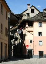 Domodossola Typisch in Domodossola: Von einem gr�sseren Platz zweigen kleine Str�sschen ab.
(31.03.2010)