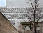 Koln Kolumba Museum K�ln: Selten hat mich ein modernes Geb�ude so beeindruckt wie dieses. Sowohl von der st�dtebaulichen Einbindung, der Integration der Ruine, den Materialen als auch von den Innenr�umen. Man merkt das sich hier ein Architekt sehr viel Zeit genommen hat, ein ganz bemerkenswertes Bauwerk zu schaffen. 19.03.2010 (Matthias)