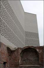 Koln Kolumba Museum K�ln: die meist geschlossene Fassade wird gepr�gt durch den hellen Backstein. Der nicht �berbaute Ruinenteil vorne ist Teil der fr�heren Sakristei. 19.03.2010 (Matthias)