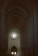 Portugal Alcoba�a, ehemaliges Zisterzienserkloster, Mittelschiff nach Westen. Spitztonnengew�lbe, 20 m hoch. Bau 1178-1240, fr�hgotisch, sp�tere Ver�nderungen. Hinten Westrose. Aufnahme von Juli 1991, HQ-Scan ab Dia.