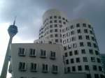 Dusseldorf Blich auf das wei�e Gehry Geb�ude.
Dahinter der Rheinturm.