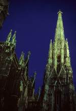 wien Wien, Stephansdom (Domkirche St. Stephan), Nachtbeleuchtung. Wahrzeichen Wiens und Meisterwerk der Sp�tgotik. Fragment des s�dlichen Langhauses (l.) sowie S�dturm (r.), dessen Bau bereits im Mittelalter (1433) abgeschlossen werden konnte. Er ist 136.4 m hoch und steht isoliert auf Fundamenten von nur 4 m Tiefe (vgl. K�lner Dom: bis 17 m / N.D. Amiens: 7-9 m). Aufnahme Richtung Osten, Juli 1986, HQ-Scan ab Dia.